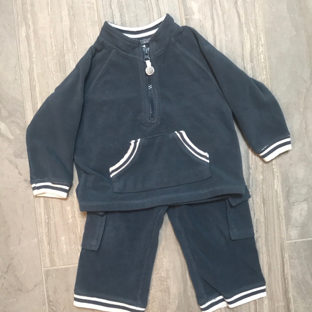 Old Navy fleece sweatsuit great condition 12-18 mo